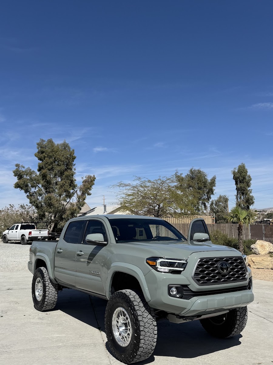 Louie's Auto Body photo